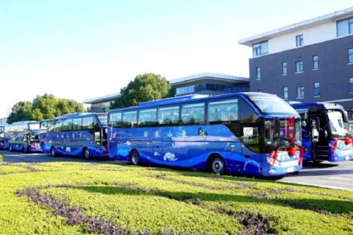 Ankai N8 and A8 High-End Travel Coaches to Better Serve Tourists in Huangshan