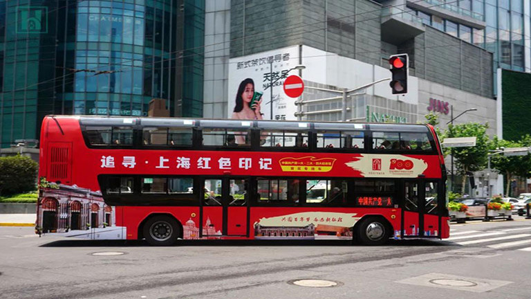 double deck tourist bus